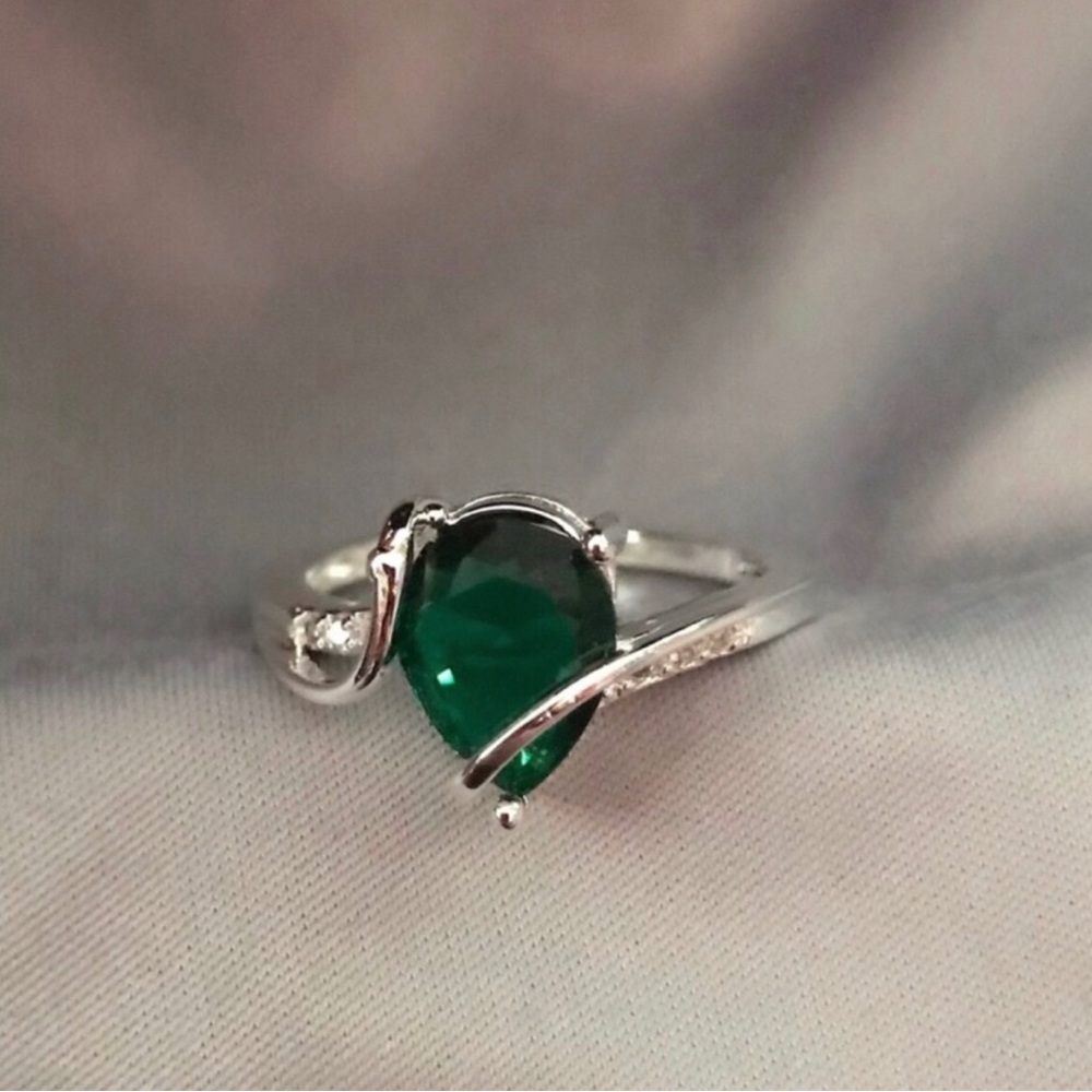 Sterling Silver Emerald Green Teardrop Ring